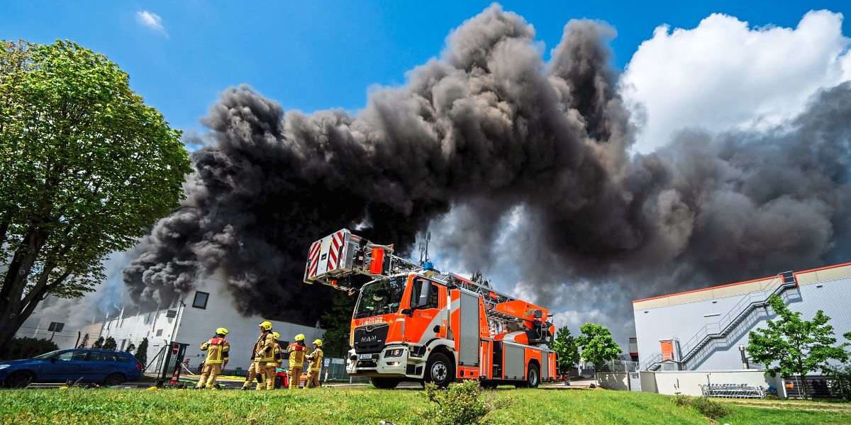 Großbrand in Berliner Fabrik Feuerwehr warnt vor Chemikaliendämpfen