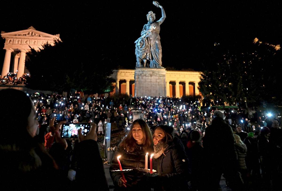 Bis Zu Menschen Bei Lichtermeer F R Demokratie In M Nchen