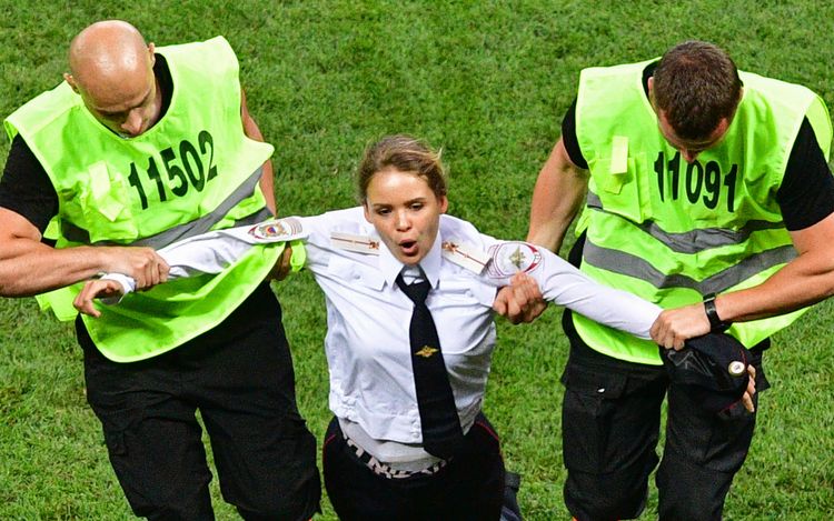 Pussy Riot protestiert bei Fußball WM für Frauen im Iran WM 2022 in