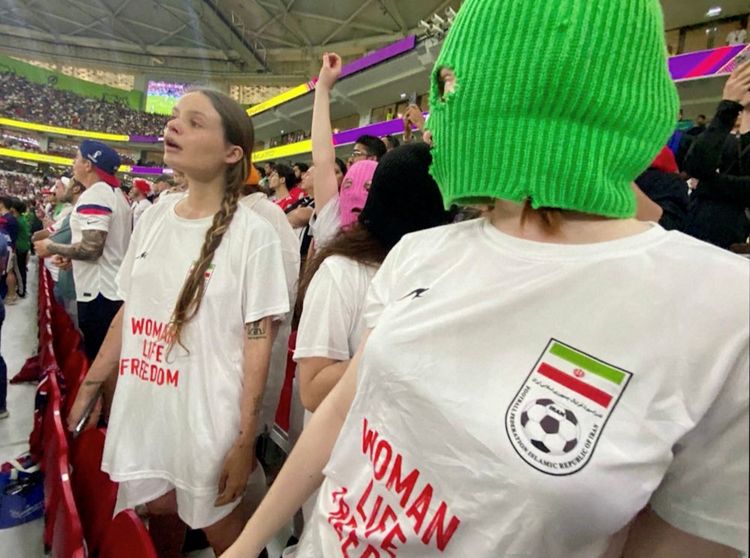 Pussy Riot Protestiert Bei Fu Ball Wm F R Frauen Im Iran Wm In