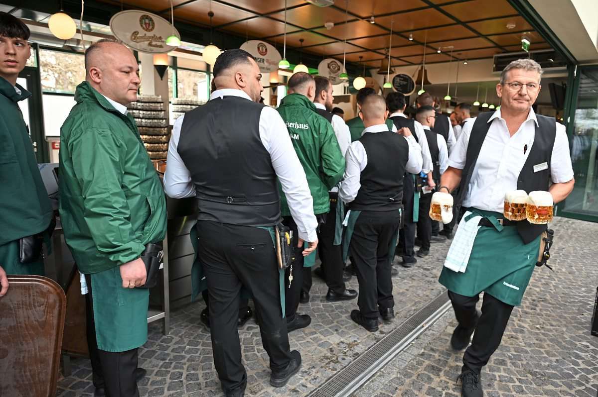 Bier Stelze Und Viel Applaus Das Schweizerhaus Ist Aus Der