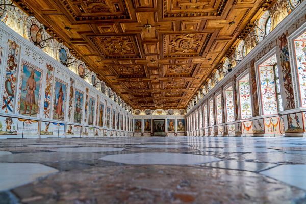 KHM-k-rzte-Ambras-massiv-das-Geld-Das-F-rstenschloss-als-Hungerburg