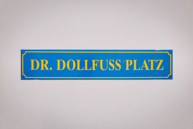 Schild des Dollfuß-Platzes.