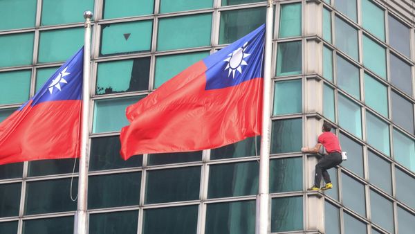 alex-honnold-kletterte-ohne-sicherung-auf-wolkenkratzer-in-taipeh