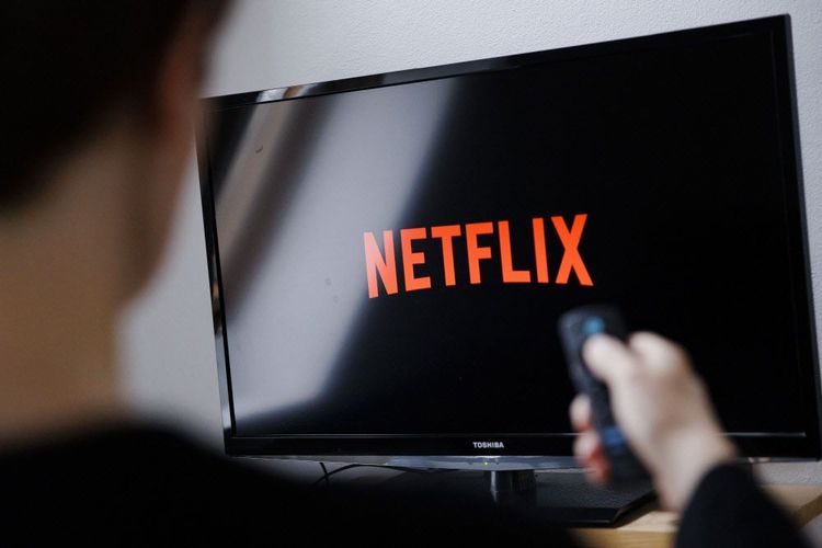 Das Logo des Streaming Dienstes Netflix ist auf einem Fernseher zu sehen.