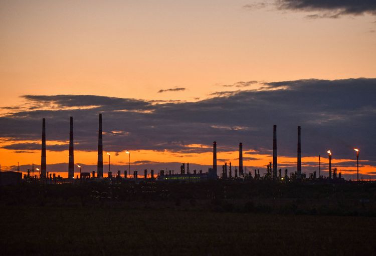 Gasaufbereitungsanlage im russischen Orenburg im Sonnenuntergang.
