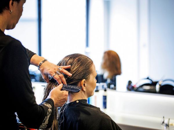 Friseuren-gehen-Meister-aus-Haarstylisten-fordern-harte-Schnitte-bei-der-Umsatzsteuer