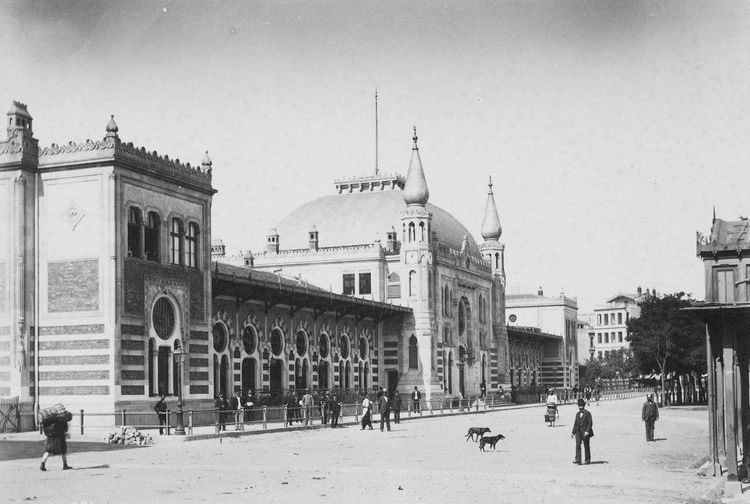 Schwarz-Weiß Foto, Bahnhofsgebäude