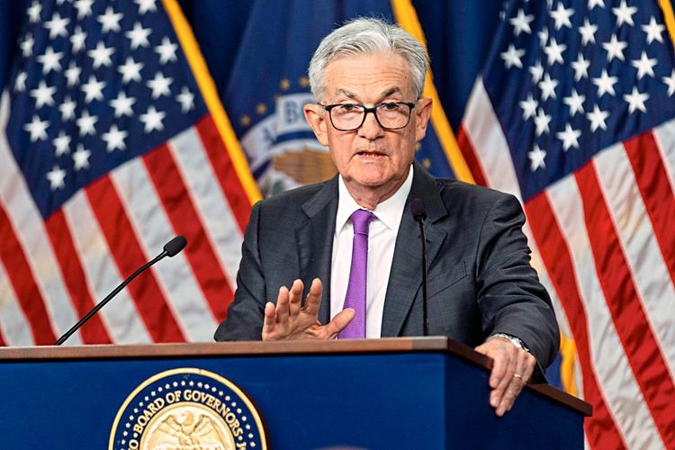 Jerome Powell, Chef der US-Notenbank Fed, steht hinter einem Pult und hält nach der Zinssitzung eine Pressekonferenz ab.