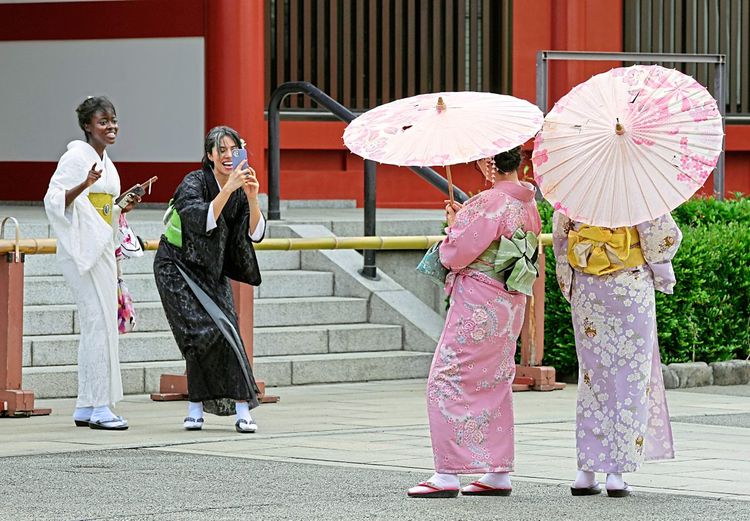Touristen vor dem Sensoji-Tempel in Asakusa in Tokio