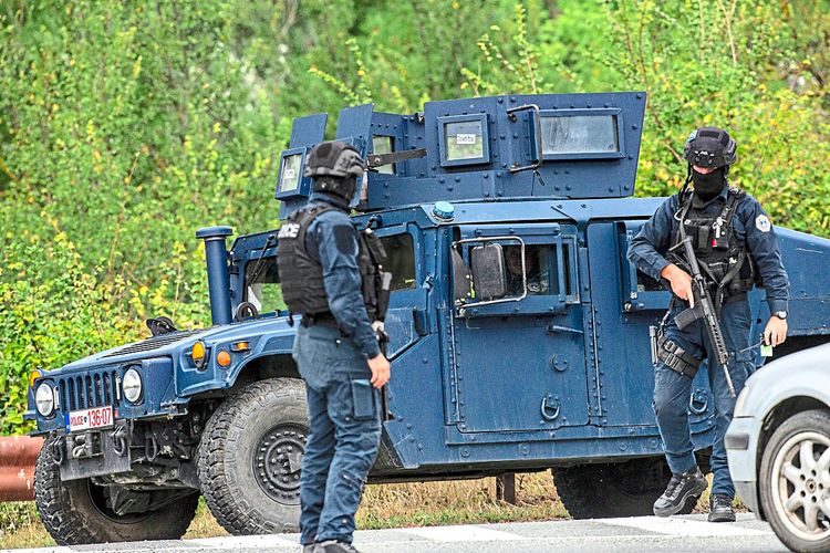 Kosovarische Polizei vor Auto bei Einsatz in Banjska