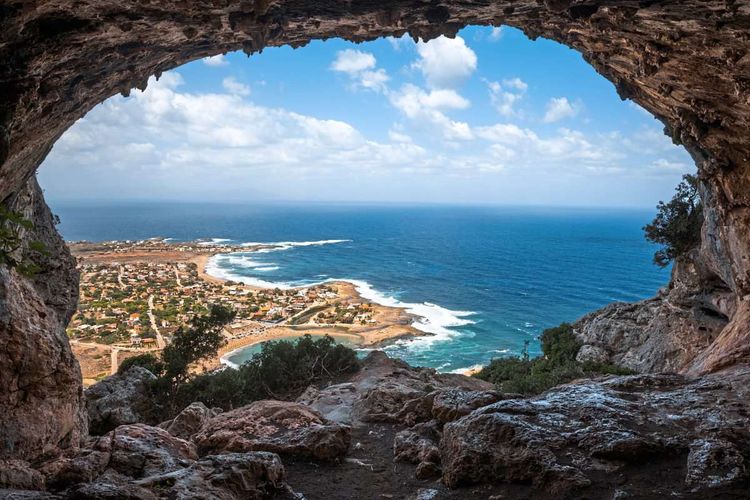 Grotte mit Ausblick auf das Meer an der Nordküste Kretas