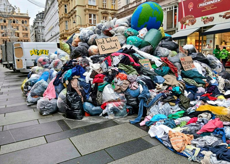 Ein paar Mal tragen, dann in den Müll: EU will weg von umweltschädlicher Wegwerfmode, aber wie?