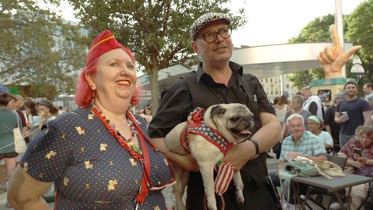 Mopsfidel: Karin Bergmayer und ihr Mann mit ihrem Mops Lola, sie betreiben in Wien Meidling den Shop 