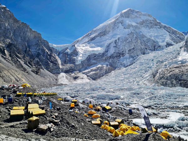 In-Nepal-reparieren-Eisfall-rzte-Routen-auf-den-Mount-Everest