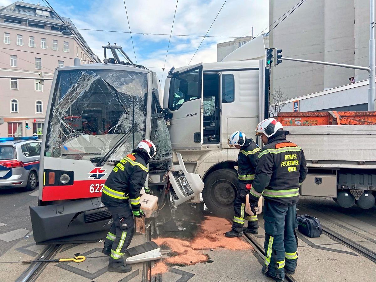 vier-verletzte-nach-zusammensto-eines-lkws-mit-einer-stra-enbahn-in