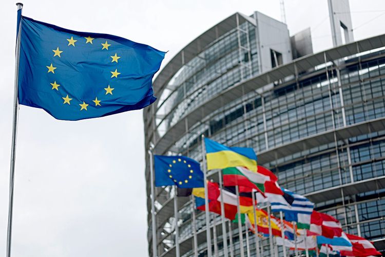Die europäische Flagge vor dem EU-Parlament im Straßburg.