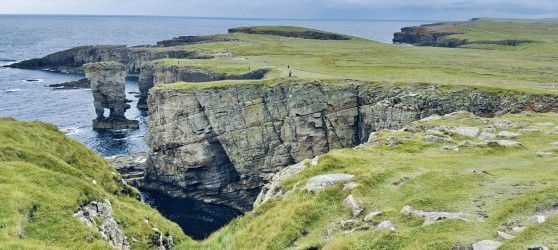 Wanderweg entlang steiler Klippen am Meer