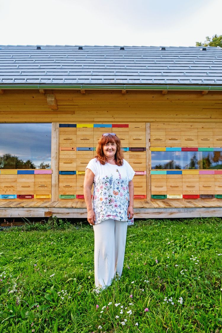 Andreja Stankovič vor ihrem Bienenhaus. Noch sind nicht alle Bienenstöcke bewohnt.