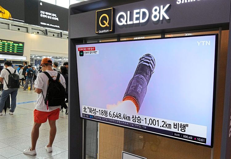 Ein südkoreanischer Fernsehsender zeigt den nordkoreanischen Raketentest am 13. Juli 2023. Im TV-Bild ist eine Rakete zu sehen.