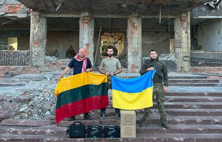 Jonas Oehman mit zwei Mitstreitern im Kriegsland Ukraine