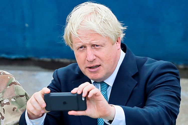 Britische Regierung droht im WhatsApp-Streit Johnson mit Mittelentzug