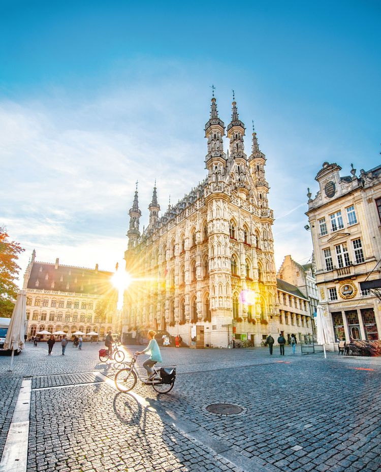 Das Rathaus von Leuven wurde in der Spätgotik erbaut und sollte jenes in Brüssel an Pomp und Figurenreichtum übertreffen.