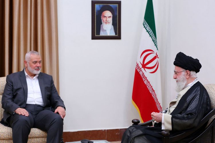 Ismail Haniyeh (rechts) und Irans Anführer Ayatollah Ali Khamenei bei einem Treffen in Teheran 2023.