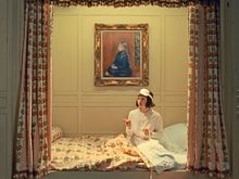 Vater-Tochter-Beziehung: Mia Threapleton als Liesl mit einem Originalwerk von Renoir über ihrem Bett.
