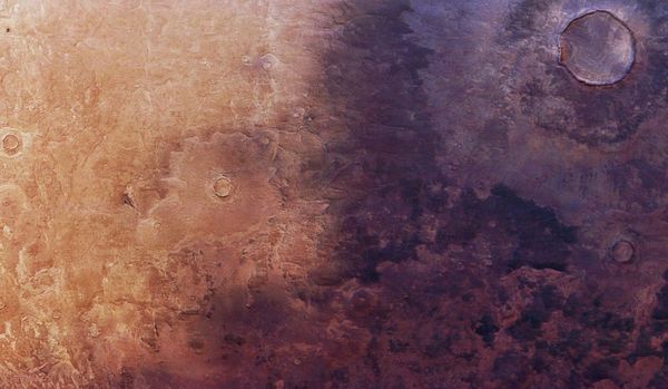 Auf-dem-Mars-breitet-sich-berraschend-schnell-ein-dunkler-Schatten-aus