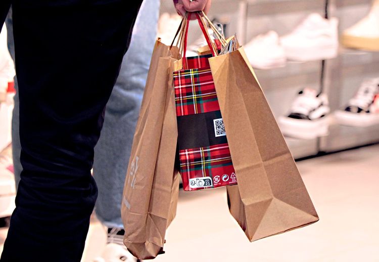 Gefüllte Einkaufssackerln gehören zum Weihnachtsgeschäft dazu wie Adventmärkte und Punsch.