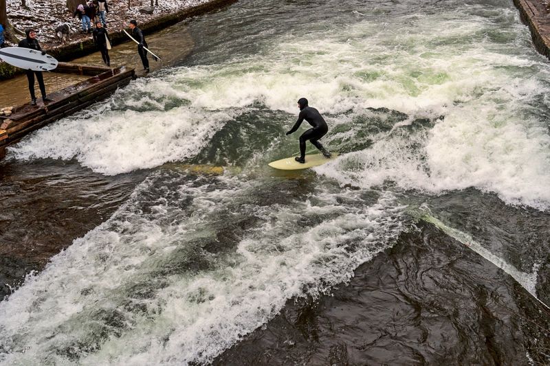 Das ist die defekte Welle! Der Streit um das Surfen auf dem Eisbach in München