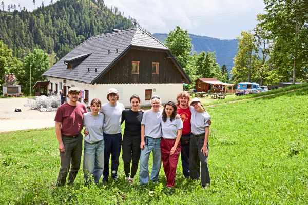 Auszeichnung-f-r-k-mpferischen-Per-manhof-Nachkommen-und-mutige-Regisseurin