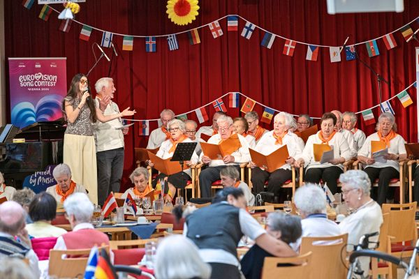 Armb-nder-und-Singnachmittag-Wie-sich-Alt-und-Jung-auf-den-Song-Contest-einstimmen