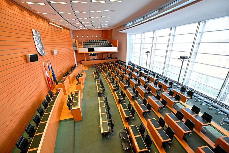 Der leere Sitzungssaal des niederösterreichischen Landtags.