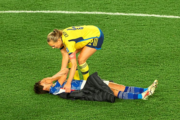 Eine Schwedin tröstet eine Japanerin.