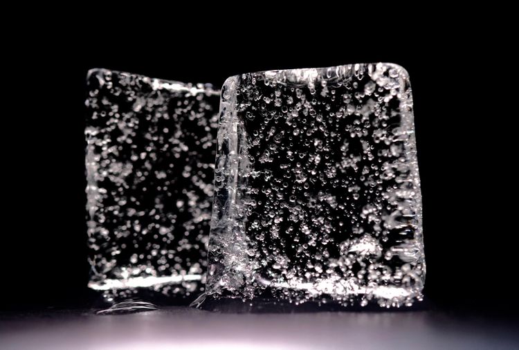 Fragment eines Eiskerns mit Luftblasen
