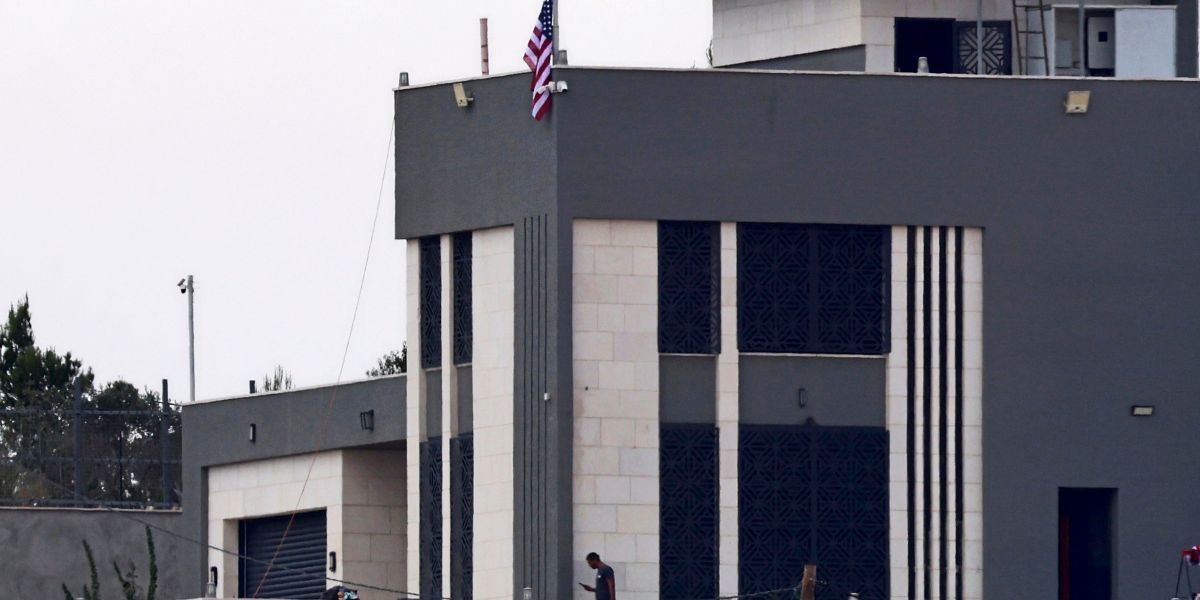 Settler siege: Palestinian US citizen raises US flag