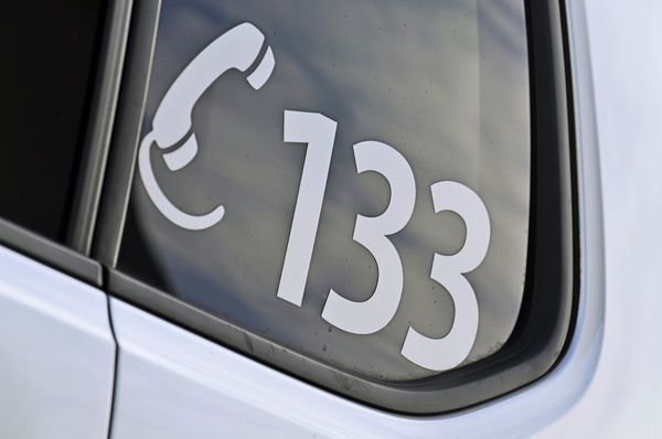 Nach-bergriff-in-Wiener-Zug-Identit-t-des-Verd-chtigen-gekl-rt