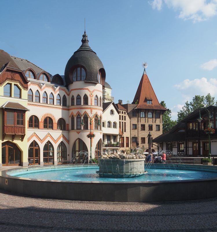 Einen bunten Europaplatz ließ die Gemeinde der slowakischen Donaustadt Komarno ins Zentrum bauen.