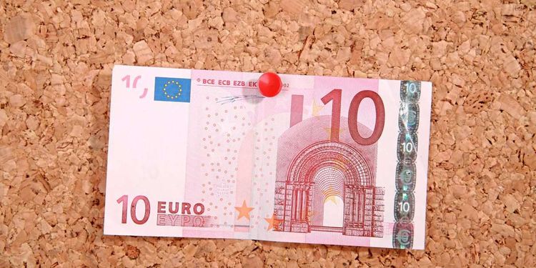 Ein Zehn-Euro-Schein auf einer Pinnwand. 
