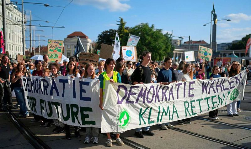 Tausende demonstrieren auf Österreichs Straßen: "Fluten steigen, Politiker schweigen"