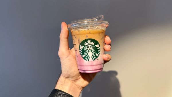 Lila-Welle-L-st-der-Ube-Latte-den-Matcha-ab-