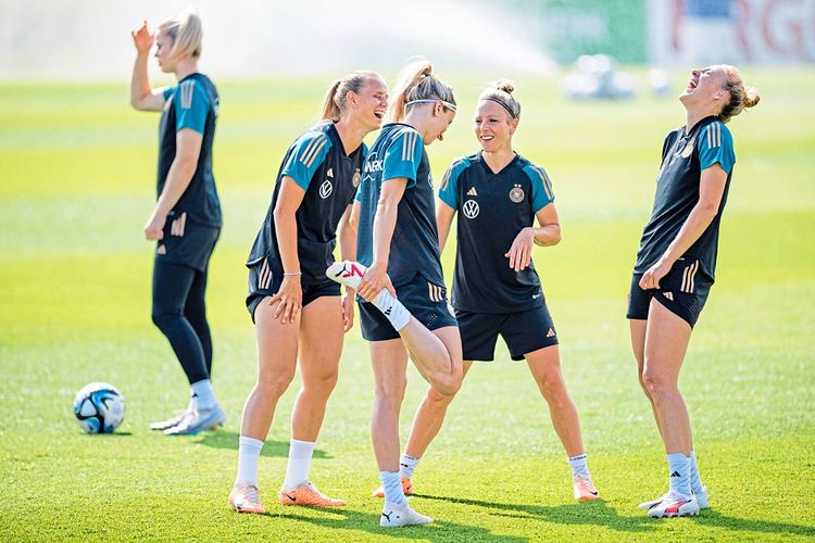 Das deutsche Damen-Nationalteam beim Training, sie lachen herzhaft.