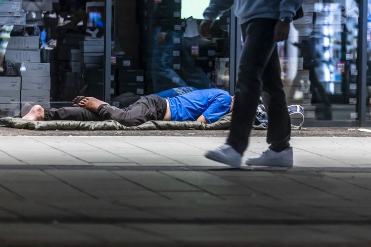 Ein Obdachloser auf der Mariahilfer Straße in Wien