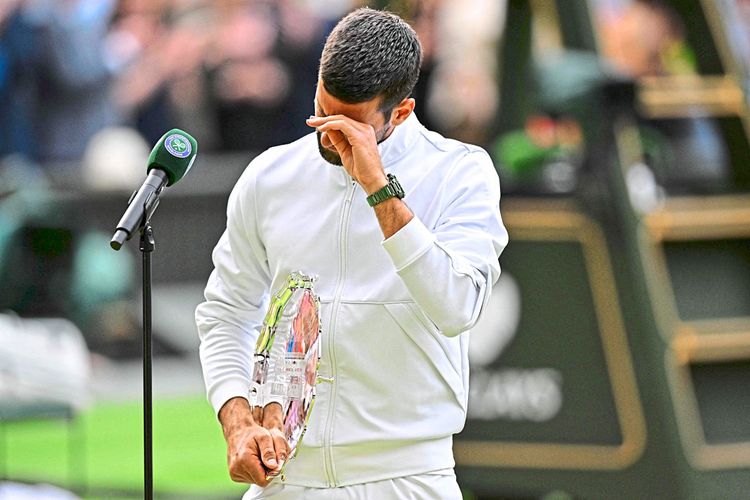 Novak Djokovic wischt sich bei der Siegerehrung Tränen aus dem Gesicht.