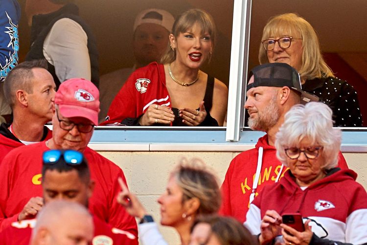 Taylor Swift und Donna Kelce (rechts hinten). Gemeinsam schauen sie sich ein Footballspiel von Travis Kelce an, der ist Swifts akuter Herzbube und der Sohn von Donna.