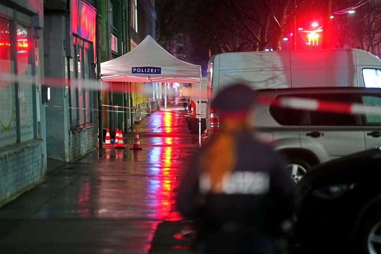 Polizeiauto und Abdeckung vor Erotikstudio in Wien-Brigittenau nach Dreifachmord