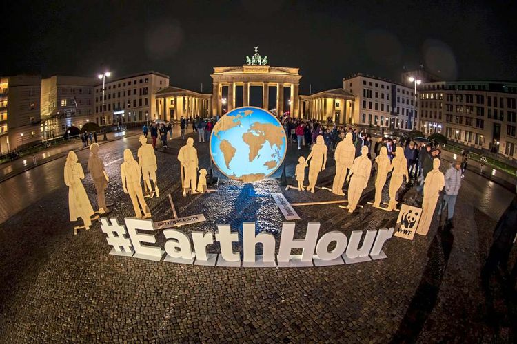 Das Brandenburger Tor in Berlin war für eine Stunde im Rahmen der Earth Hour 2024 in Dunkelheit gehüllt.