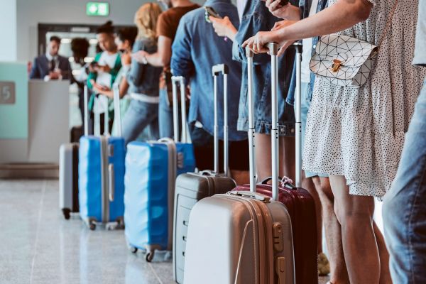 Der-Trolley-das-rollende-Symbol-f-r-den-billigen-Massentourismus